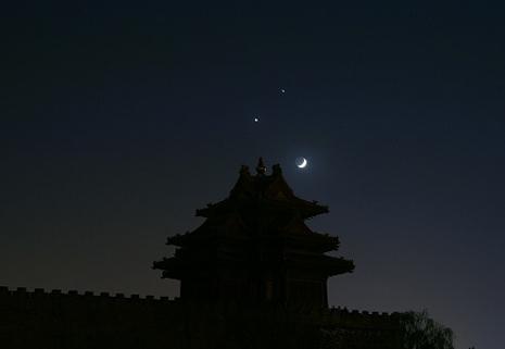 “双星伴月”大年初四上演“笑脸”趣景